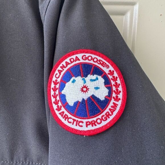 Canada Goose Banff Parka Size Medium - Picture 4 of 16
